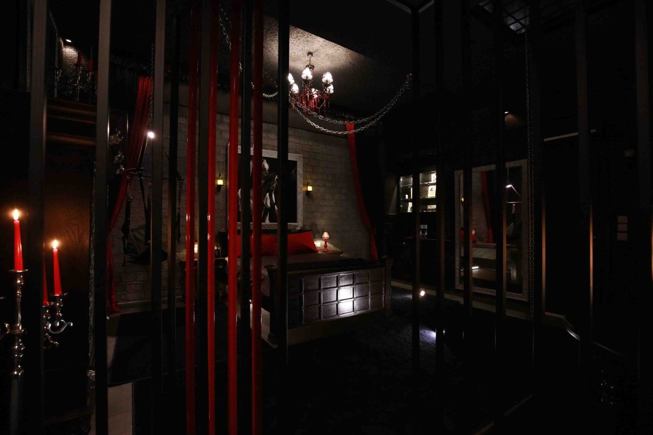 Castle De Paris - Experienced Rooms-Black Orchid-3