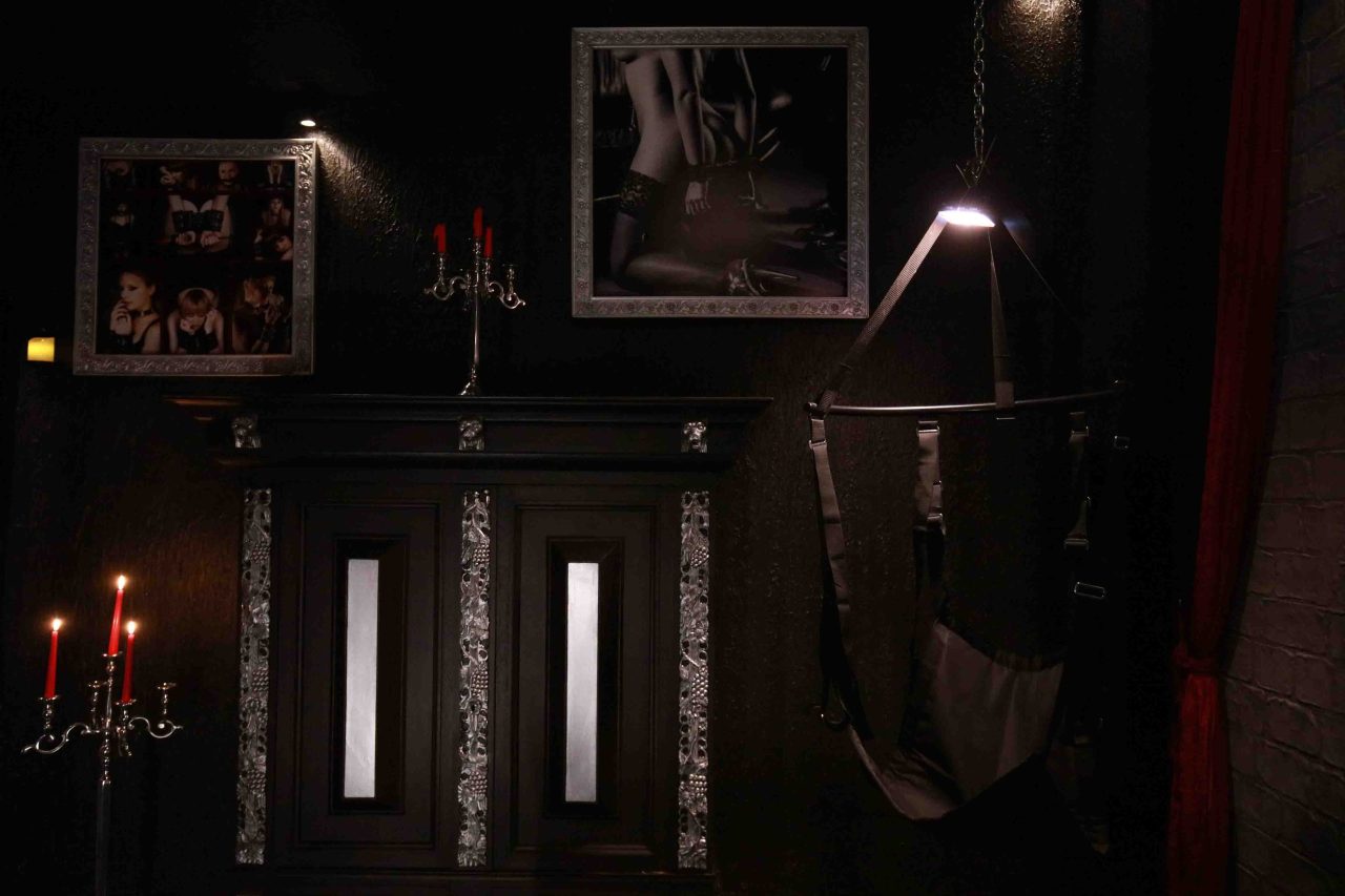 Castle De Paris - Experienced Rooms-Black Orchid-5