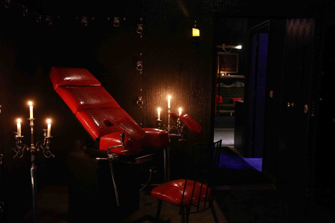 Castle De Paris-Experienced Rooms-Red Velvet 1-1