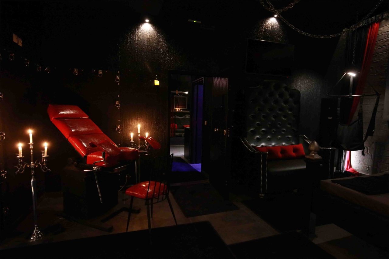 Castle De Paris-Experienced Rooms-Red Velvet 1-4