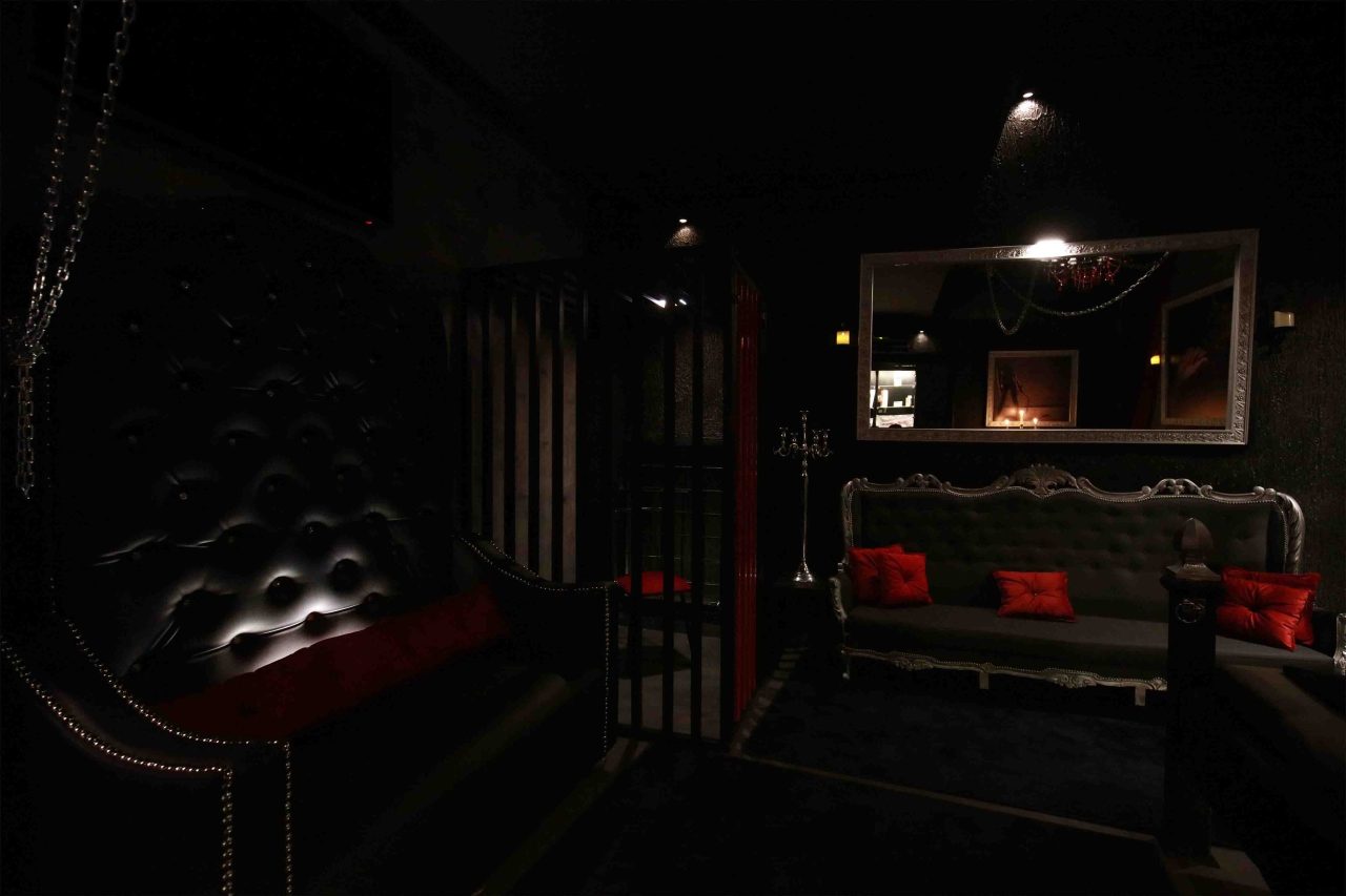 Castle De Paris-Experienced Rooms-Red Velvet 2-6